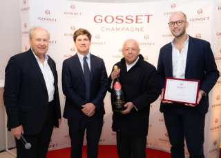 Thierry Marx entouré de Jean-Pierre Cointreau, Amaury Cointreau et Julien Cointreau lors du Trophée Gosset 2025, recevant un Jéroboam de Gosset Grande Réserve.