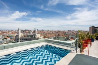 Piscine rooftop de l’hôtel Room Mate Óscar, offrant une vue panoramique sur Madrid.