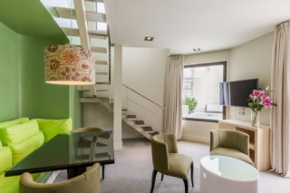 Suite intérieure du Room Mate Alicia, design moderne et couleurs lumineuses., notamment le pistache