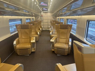 Trenitalia Frecciarossa, classe Executive : disposition des sièges en cuir larges.