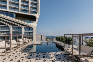 Piscine sur le rooftop du ME Malta by Meliá, conçu par Zaha Hadid Architects, avec vue sur la Méditerranée.
