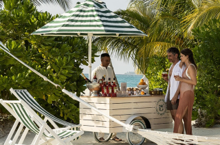 Détente sur la plage avec un bar à cocktails mobile – l’esprit convivial des Maldives par Sun Siyam.