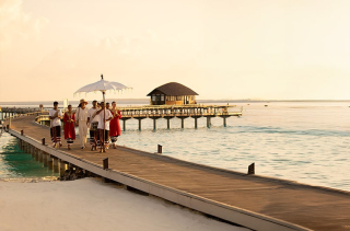 Accueil des hôtes sur le ponton par l’équipe Sun Siyam – une hospitalité maldivienne authentique.