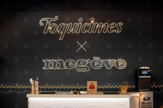 Le stand Toquicimes × Megève avec le logo de l’événement.