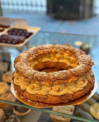 Paris-Brest maison signé Muscade L’Atelier, avec pâte à choux croustillante et crème pralinée aux noisettes.