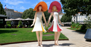 Statues colorées des “Demoiselles de Rochefort” sur la place Colbert, au cœur de la ville
