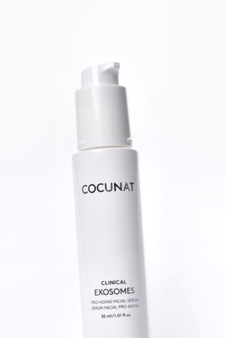 Plan moyen du flacon Clinical Exosomes mettant en relief le nom du produit et sa promesse de soin visage pro-âge avancé.