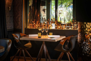 Table élégante pour deux avec décorations florales séchées et éclairage tamisé à La Cheneaudière.