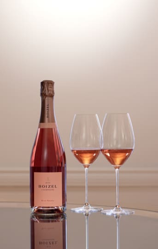 Une bouteille de Champagne Boizel et deux coupes remplies sur une table miroir.