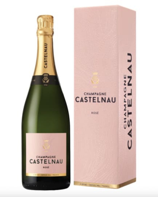 Une bouteille de Champagne Castelnau Rosé à côté de son étui cadeau rose sur fond blanc.