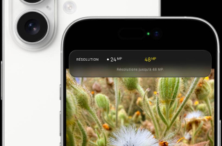 Trois écrans d'iPhone 17 montrant l'interface iOS avec une application de messagerie, un écran de verrouillage personnalisé par une photo et l'écran d'accueil avec des widgets comme Notes et Plans.