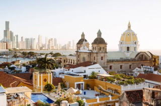 Vue panoramique sur les toits historiques et la cathédrale de Carthagène en Colombie, destination croisière de luxe Four Seasons Yachts saison 2027-2028, architecture coloniale et skyline moderne.