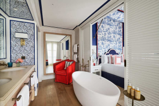 Intérieur de la Suite AREV aux tons bleu, blanc et rouge.