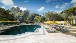Piscine extérieure ensoleillée de l'hôtel COMO Le Beauvallon entourée de parasols jaunes, de chaises longues et d'une végétation méditerranéenne luxuriante.