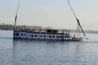Dahabieh à voile naviguant sur le Nil.
