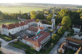 Le château des Sources de Vougeot vu du ciel, ses toits de tuiles en Côte de Nuits.