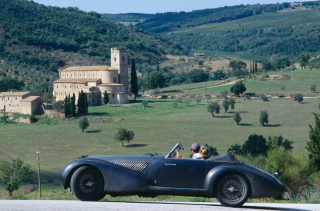 Louis Vuitton Classic Italia Classica Motor, automobile de collection dans les paysages toscans.