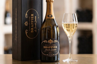 La cuvée Grande Sendrée 2015 du Champagne Drappier à Urville, dans son coffret bois noir et or.