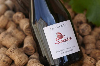 La Cuvée des Caudalies du Champagne De Sousa à Avize, posée sur un lit de bouchons de liège.