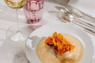 Un filet de poisson blanc en émulsion mousseuse d'Il Carpaccio à Paris.