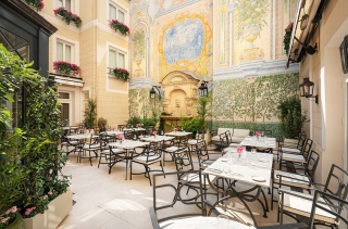 Le patio de L'Assaggio à l'hôtel Castille à Paris, avec sa fontaine de style romain.
