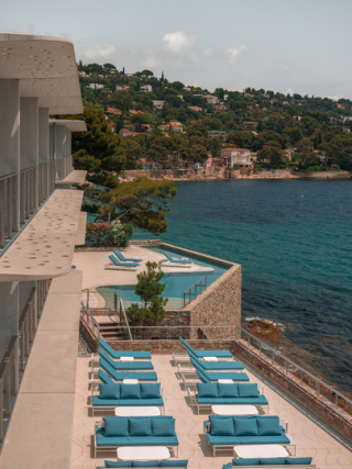 L'hôtel Les Roches surplombe la mer avec élégance
