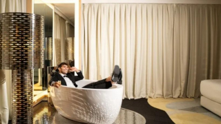 Un homme dans la baignoire de Room Mate Oscar